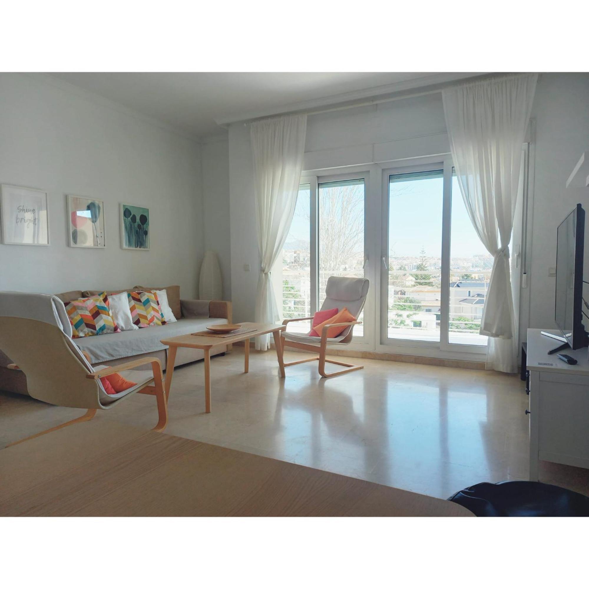 Amplio, Luminoso Y Moderno Con Amplia Terraza Y Hermosas Vistas En Exclusiva Urbanizacion Benalmádena