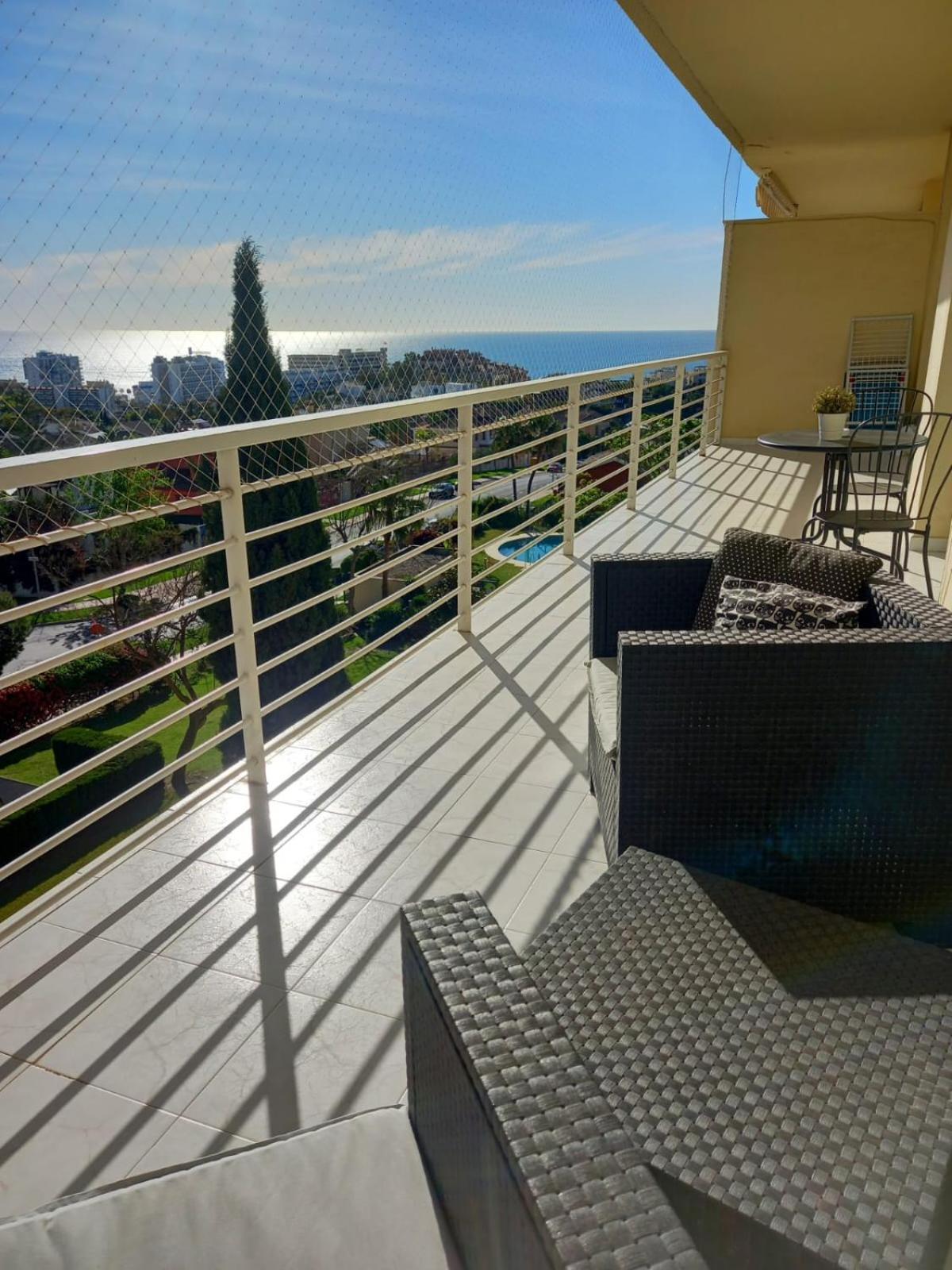 Amplio, Luminoso Y Moderno Con Amplia Terraza Y Hermosas Vistas En Exclusiva Urbanizacion