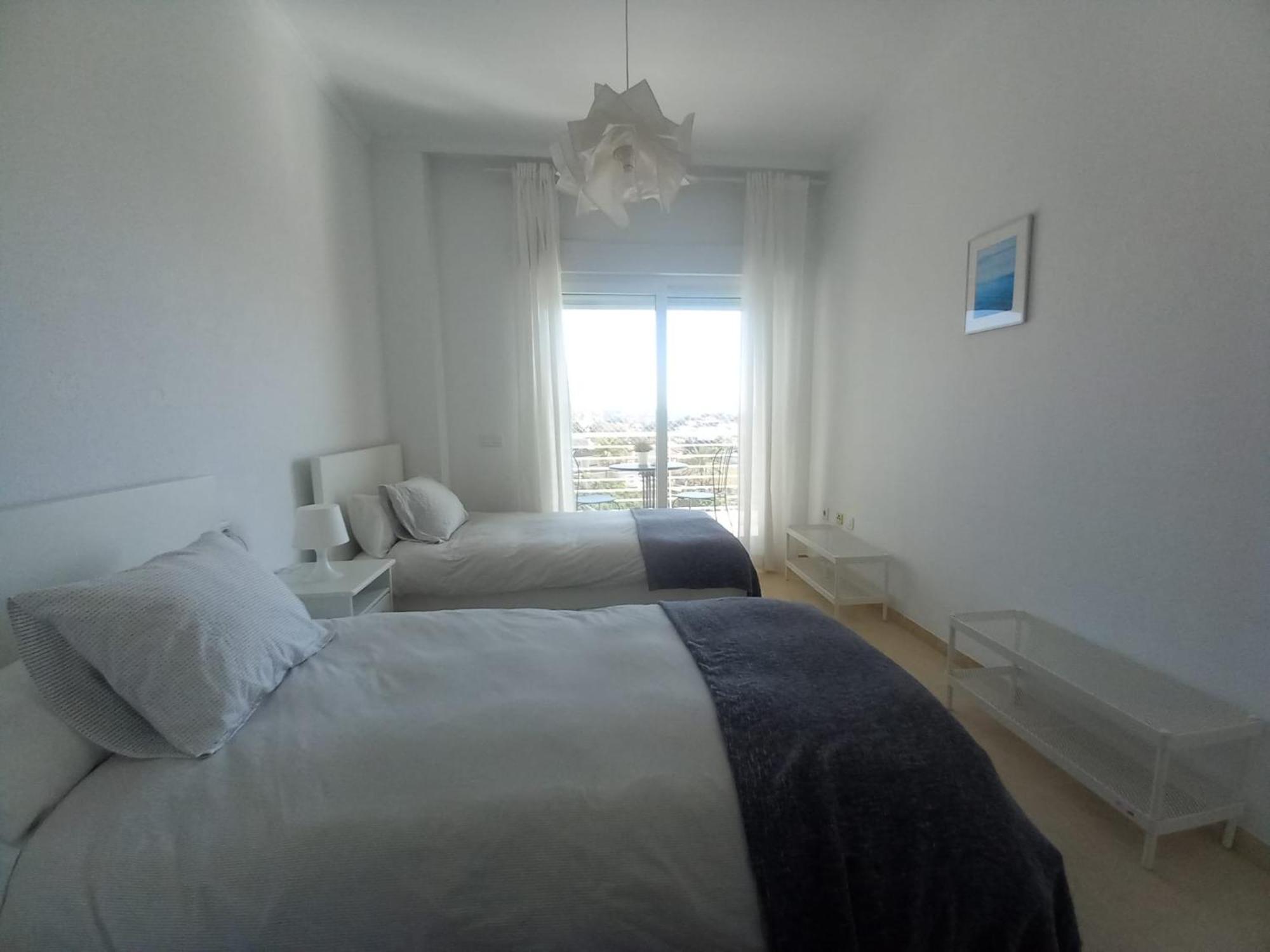 Amplio, Luminoso Y Moderno Con Amplia Terraza Y Hermosas Vistas En Exclusiva Urbanizacion Benalmádena